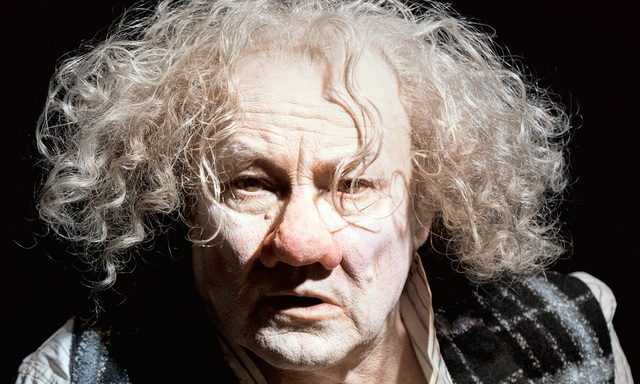 Nur die rote Nase hätte nicht sein müssen: Klaus Maria Brandauer gab den Krapp in Becketts „Das letzte Band“ genauso ernst wie möglich und so clownesk wie nötig.