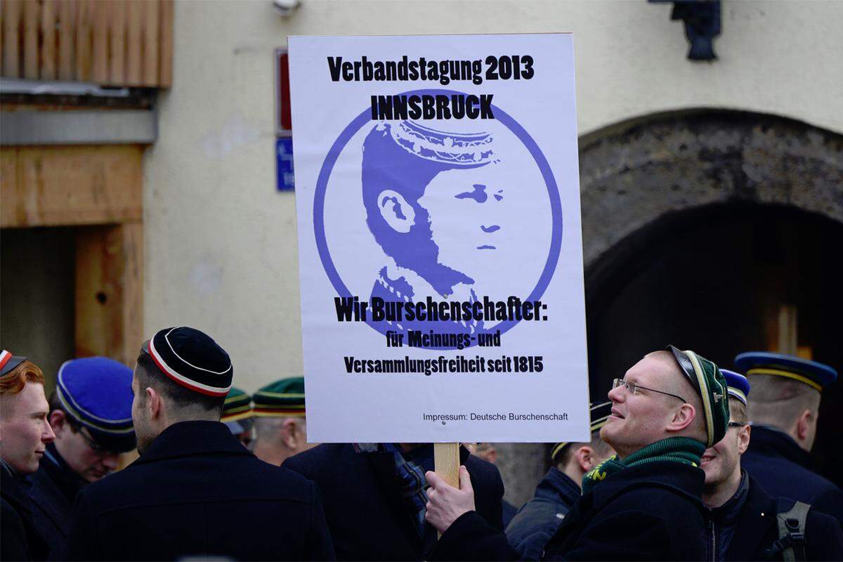 Die Teilnehmer des Treffens des Dachverbandes "Deutsche Burschenschaft" führten am Samstagvormittag einen Marsch durch die Tiroler Landeshauptstadt Innsbruck durch.