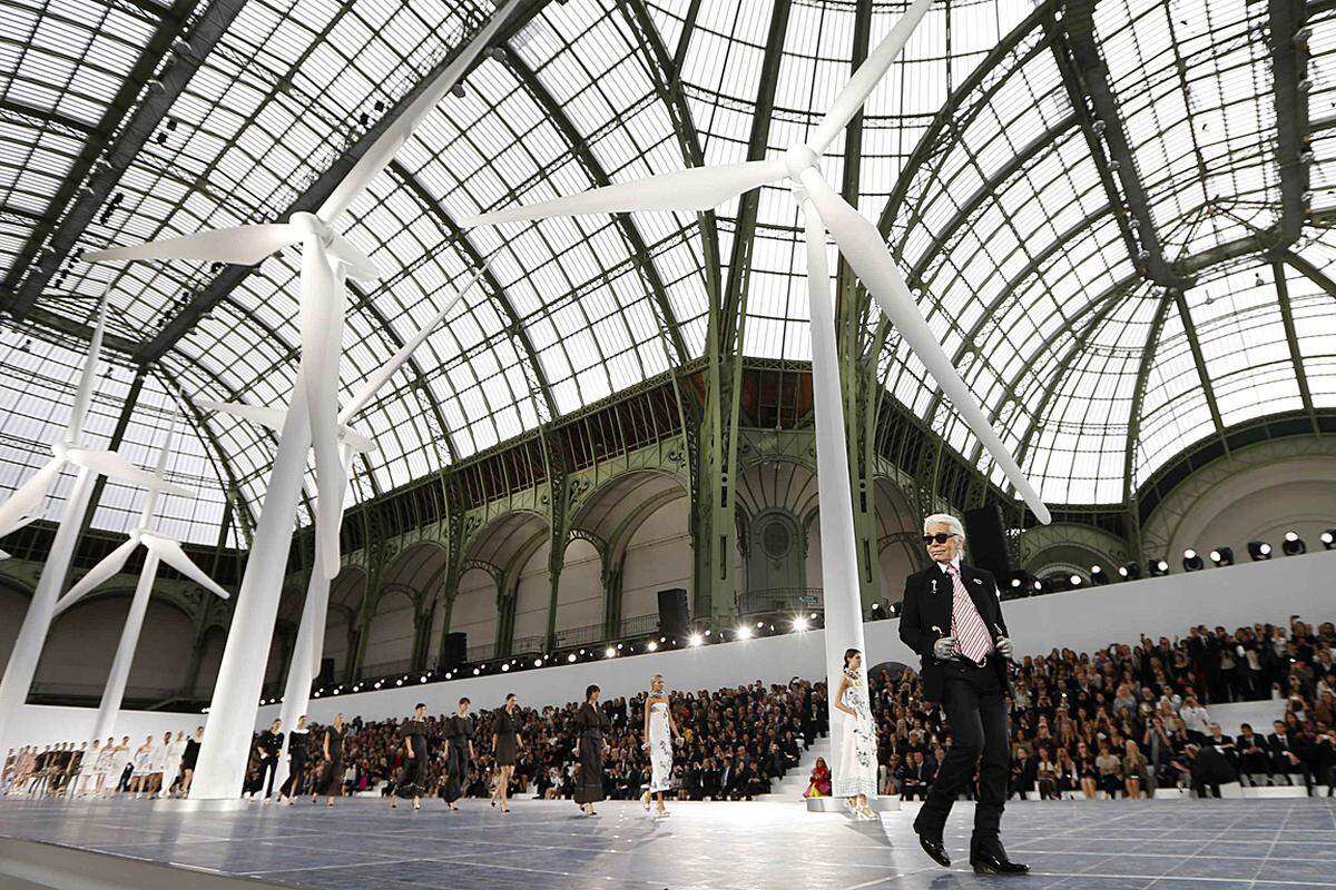 Der Chanel-Chefdesigner enttäuschte auch in diesem Jahr nicht. Versetzte Karl Lagerfeld die Gäste in Erstaunen, als er den Kuppelsaal des Grand Palais in eine Unterwasserwelt verwandelte, setzte er heuer auf Öko-Chic.