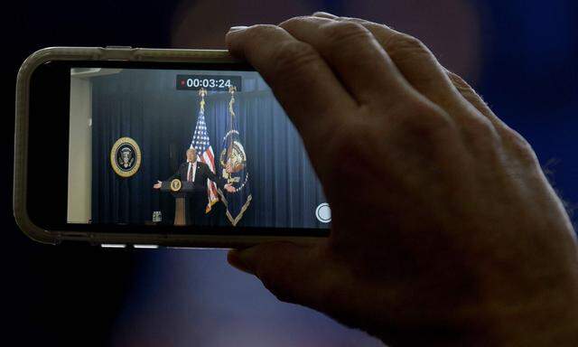 Trump will auf sein eigenes Mobiltelefon nicht verzichten.