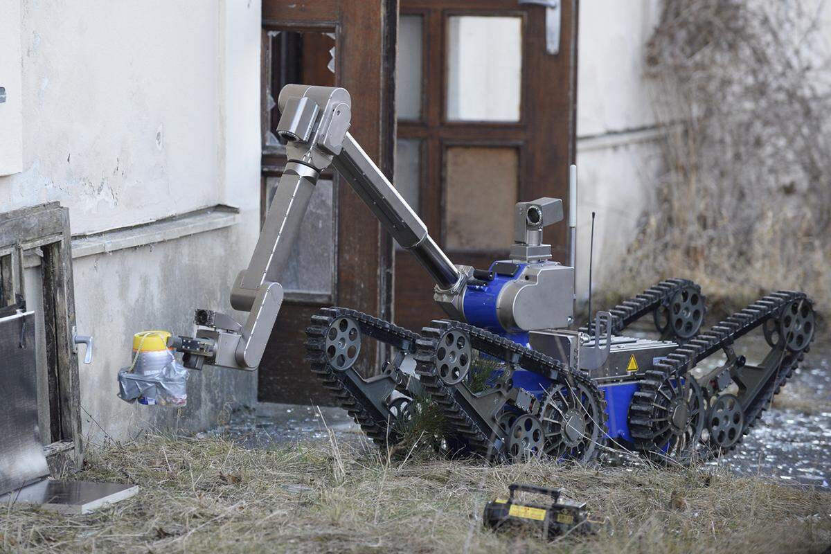 Auch der Entschärfungsdienst rückte am Dienstag zu Demonstrationszwecken mit dem Fernlenkroboter - ein Telemax, Spitzname "Maxl" - aus. Der Roboter ist in Österreich übrigens bereits seit 20 Jahren im Dienst.