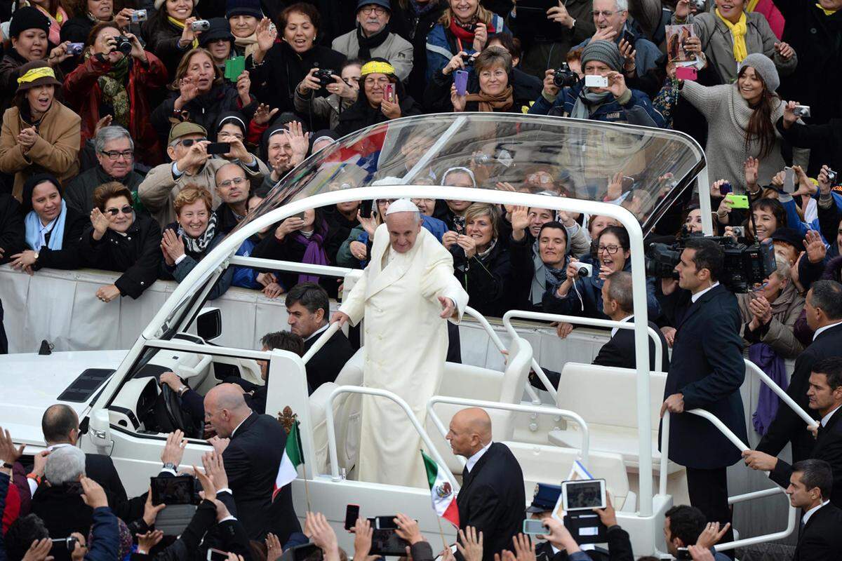 Nach der Messe zeigte sich Papst Franziskus im Papamobil...
