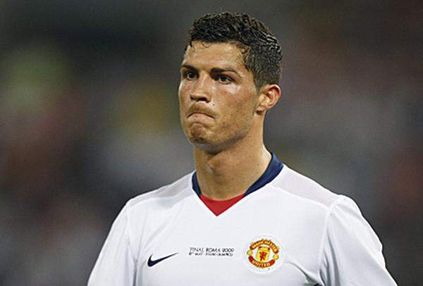 Nur wenig später sollte Ronaldo dann Manchester nach sechs Jahren verlassen. Bei einem 93,6 Millionen-Euro-Angebot von Real Madrid wurde "ManU" schwach und erklärte sich bereit, den portugiesischen Superstar abzugeben. Ende Juni 2009 war der Wechsel perfekt: Cristiano Ronaldo wurde damit zum teuersten Fußballer aller Zeiten.