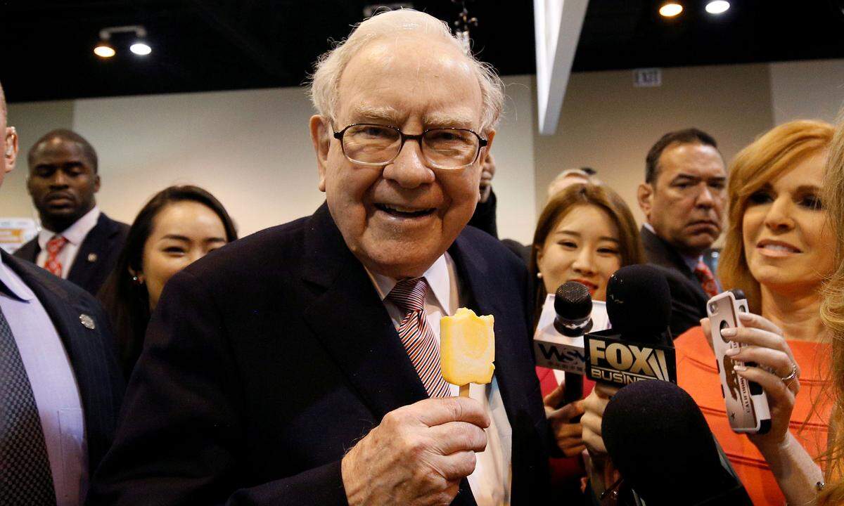 Im Frühjahr folgte ein Ritterschlag von US-Staranleger Warren Buffett, dessen berühmte Investmentgesellschaft Berkshire Hathaway erstmals Amazon-Aktien kaufte. Der 88-Jährige Börsen-Guru hatte Bezos zuvor schon in höchsten Tönen gelobt. Was dieser mit seinem Konzern geschafft habe, "komme einem Wunder nah".