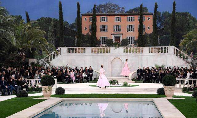 Sommerlich ging es im Pariser Grand Palais bei Chanel zu. 