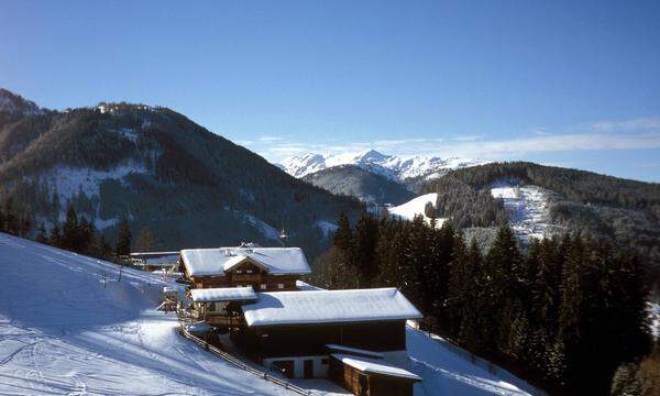 Preis: 3814 Euro Der wohl berühmteste Einwohner von Flachau ist Hermann Maier. Der Skirennläufer wurde in Japan 1998 Doppelolympiasieger und danach mehrfacher Weltmeister. Das Skigebiet gehört zum Verbund Ski Amade.