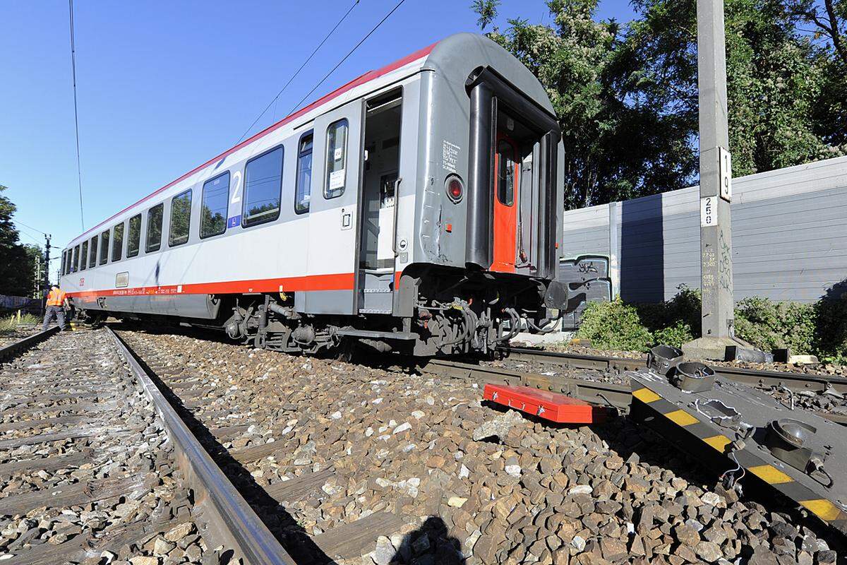 28. September.  Die Lokomotive und der erste Waggon eines mit 150 Personen besetzten Intercity-Zugs sind in der Früh kurz nach der Abfahrt vom Westbahnhof aus den Schienen gesprungen. Verletzt wurde bei dem Zwischenfall um 5.45 Uhr niemand. Die Strecke zwischen Westbahnhof und Hütteldorf war stundenlang blockiert.