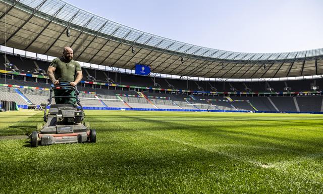 Der „Greenkeeper“ von Berlin: Der Rasen des Olympiastadions ist getrimmt, auf dem Grün aus Österreich findet am 14. Juli das EM-Finale statt.