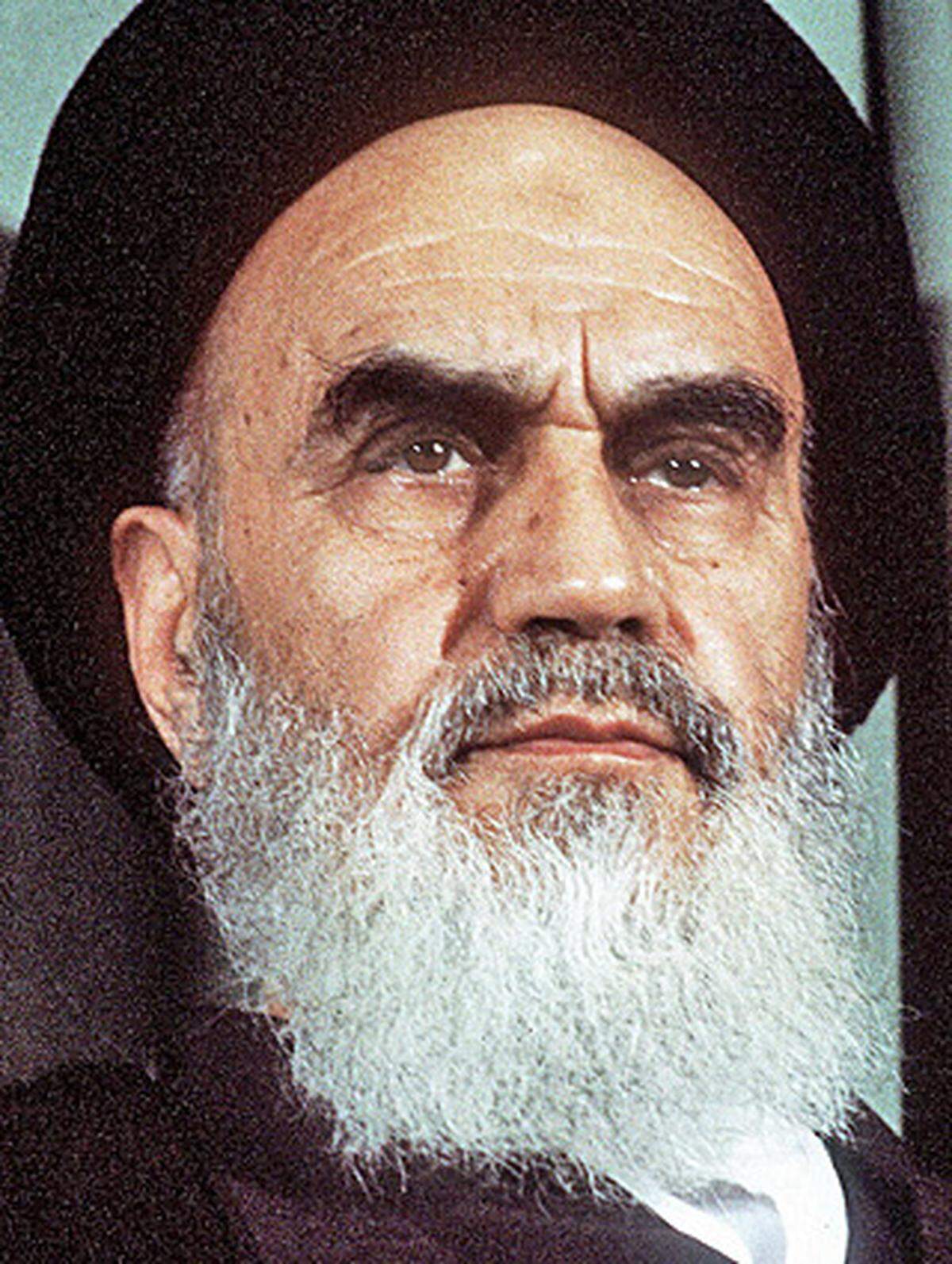 Ayatollah Khomeini schuf einen "Gottesstaat", in dem Staat und Religion untrennbar miteinander verbunden sind. Bei einer Volksabstimmung im März 1979 waren über 90 Prozent der Bevölkerung für die Islamische Republik Iran. Fundamentalistisch-islamische Kräfte kamen an die Macht und übten diese gewaltsam aus. Khomeini selbst kürte sich zum Führer mit umfassender Vollmacht. Er starb hochbetagt 1989 an Krebs. Sein Mausoleum im Süden von Teheran ist Pilgerstätte für tausende Anhänger. Ali Khamenei übernahm die Nachfolge als geistlicher Führer des Iran.