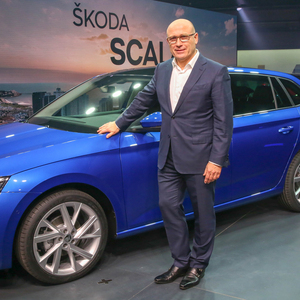 Premiere in Tel Aviv: ?koda-CEO Bernhard Maier mit dem neuen, kompakten Scala.
