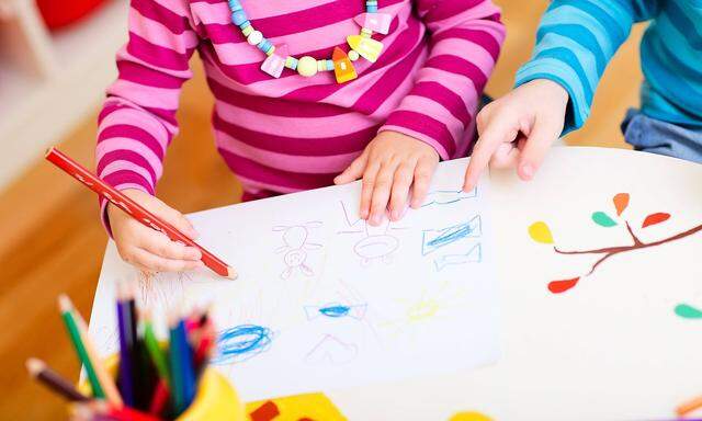 zwei kleine Kinder malen mit Buntstiften two little children drawing with crayons BLWS272249