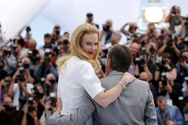 Gekommen sind die Hauptdarsteller des Biopics: Nicole Kidman (Grace Kelly) und Tim Roth (Fürst Rainier III.), die in der Mittagssonne von Cannes für die Fotografenschar posierten.