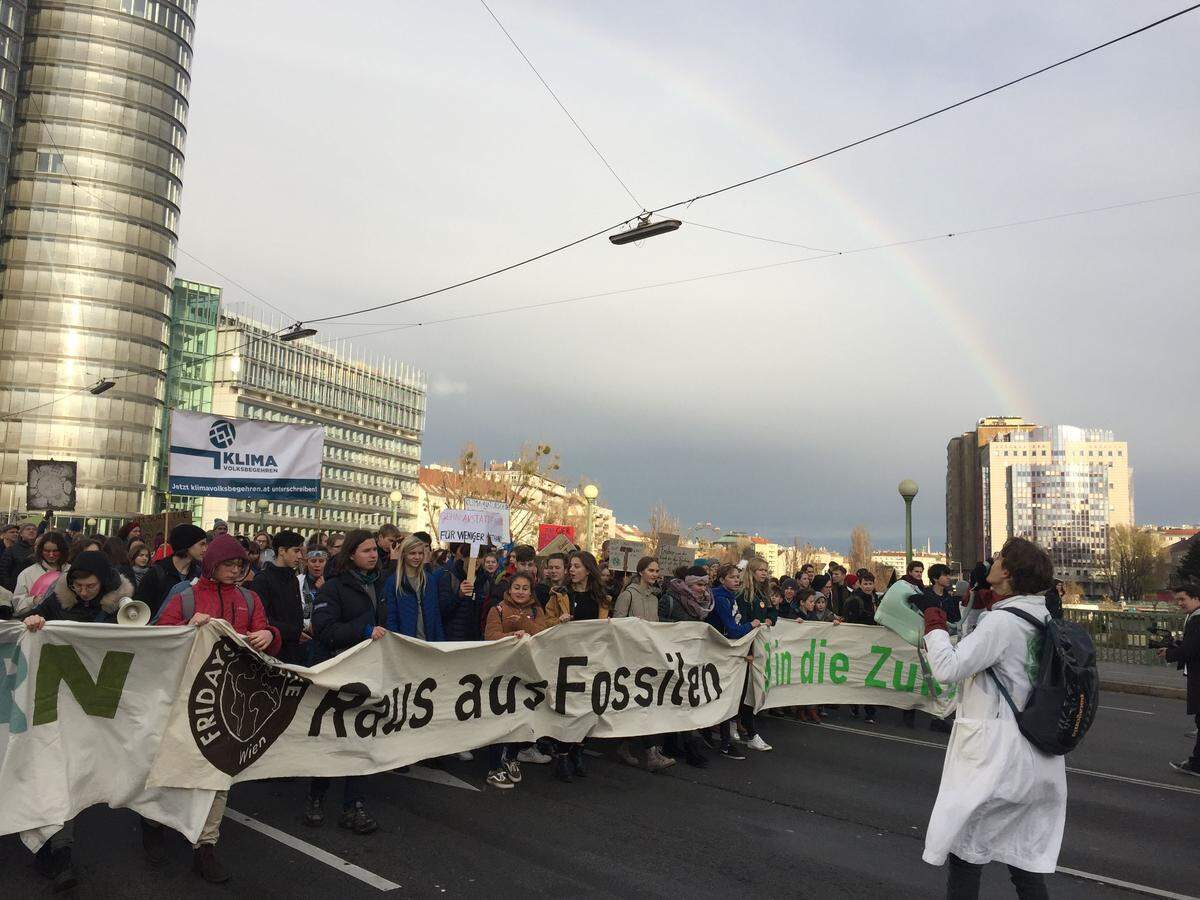 Der internationale Klimaprotesttag "Black Friday" der Bewegung FridaysForFuture hat auch in Österreich tausende vor allem junge Leute auf die Straße gebracht. In Wien waren es laut Veranstaltern 20.000 Menschen.