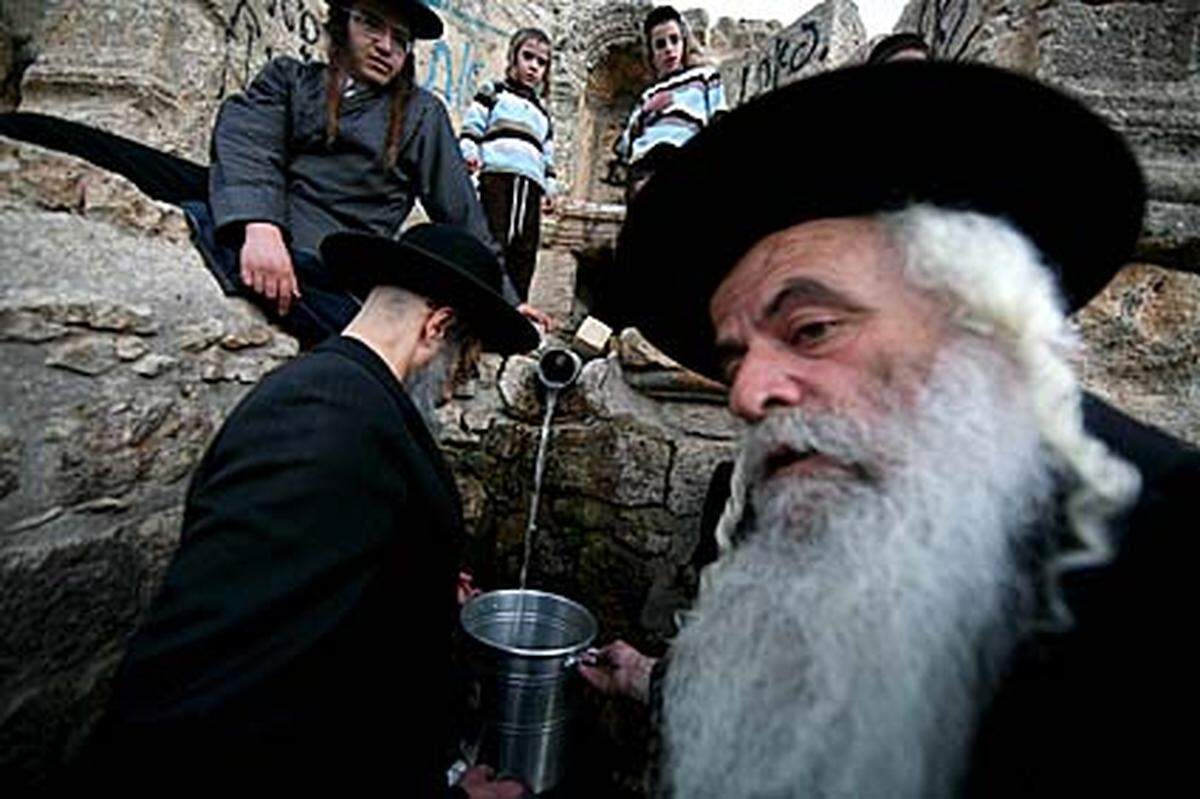 Hasidische Juden zelebrieren sogar das Wasser Holen für die Matzen. Beim "Mayim Shelanu" pilgern sie vor Pessach zu den Quellen in den Bergen Jerusalems.