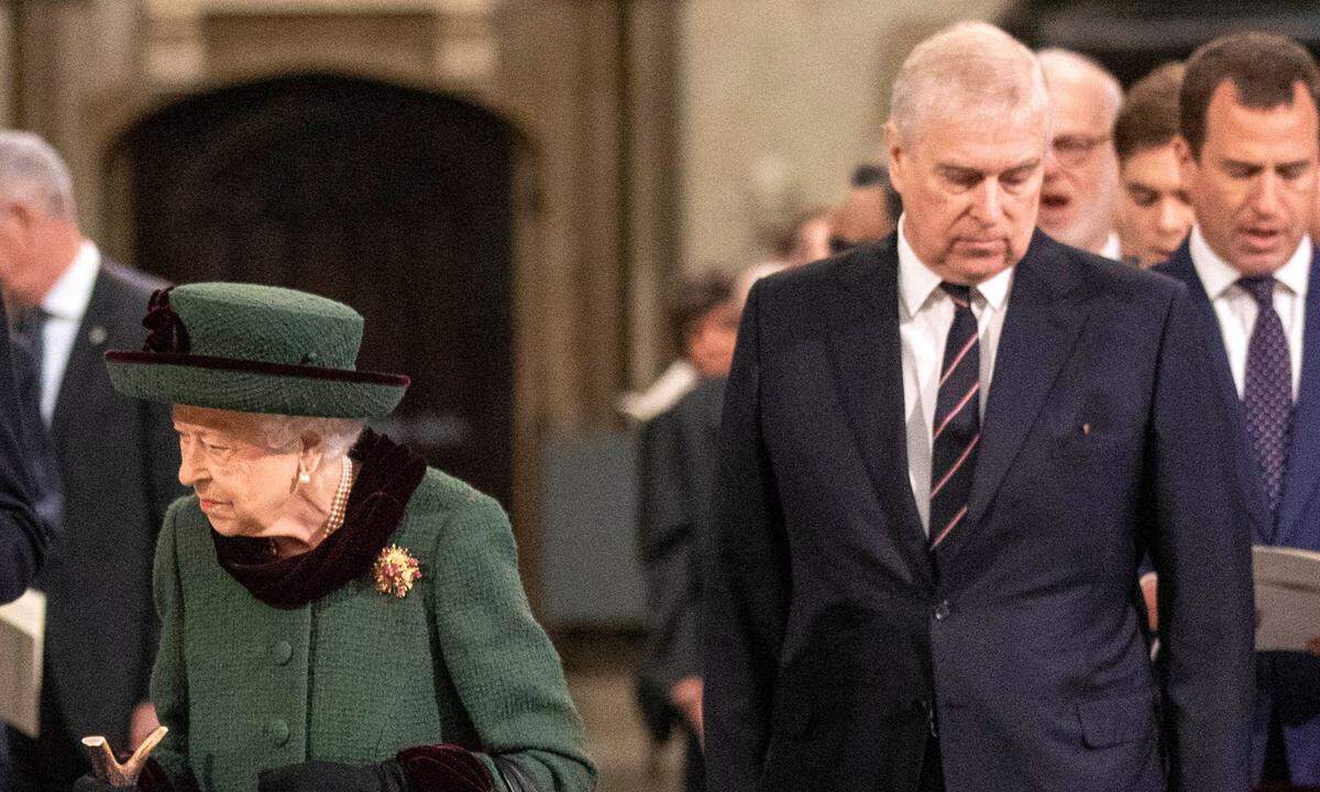 Die Queen mit ihrem Sohn, Prinz Andrew, in der Westminster Abbey.