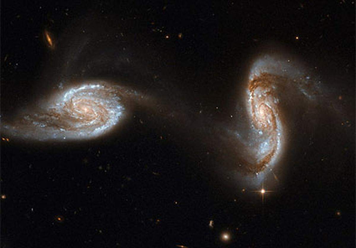 Die beiden Galaxien "NGC 525" und "NGC 5258" sind durch ein schmales Sternenband verbunden.