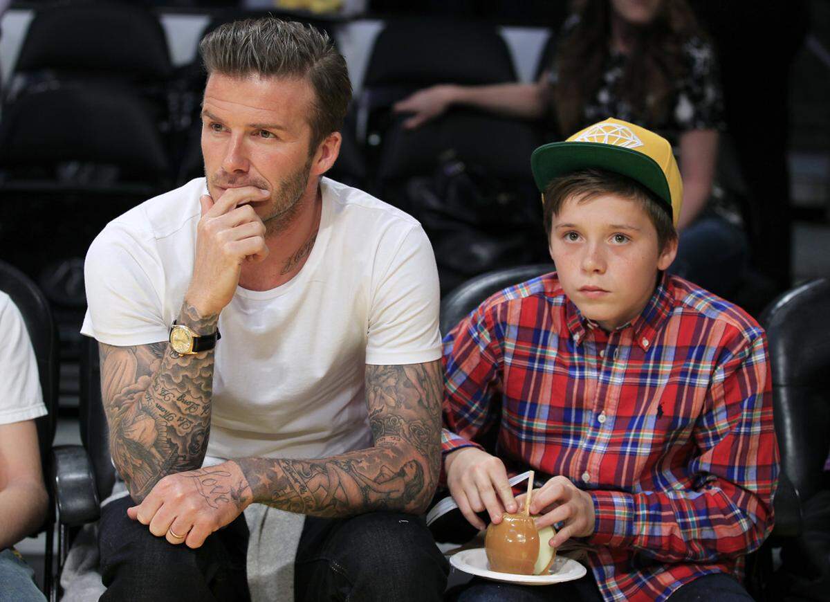 Die Beckhams sind mit ihren drei Jungs und der kleinen Harper Seven die Vorzeigefamilie schlechthin. Der Fußballstar sitzt mit seinen Söhnen regelmäßig bei Basketballspielen im Publikum und liebt es mit ihnen Fußball zu spielen. Währenddessen nimmt Mutter Victoria ihre Tochter zu Fashionweeks mit.
