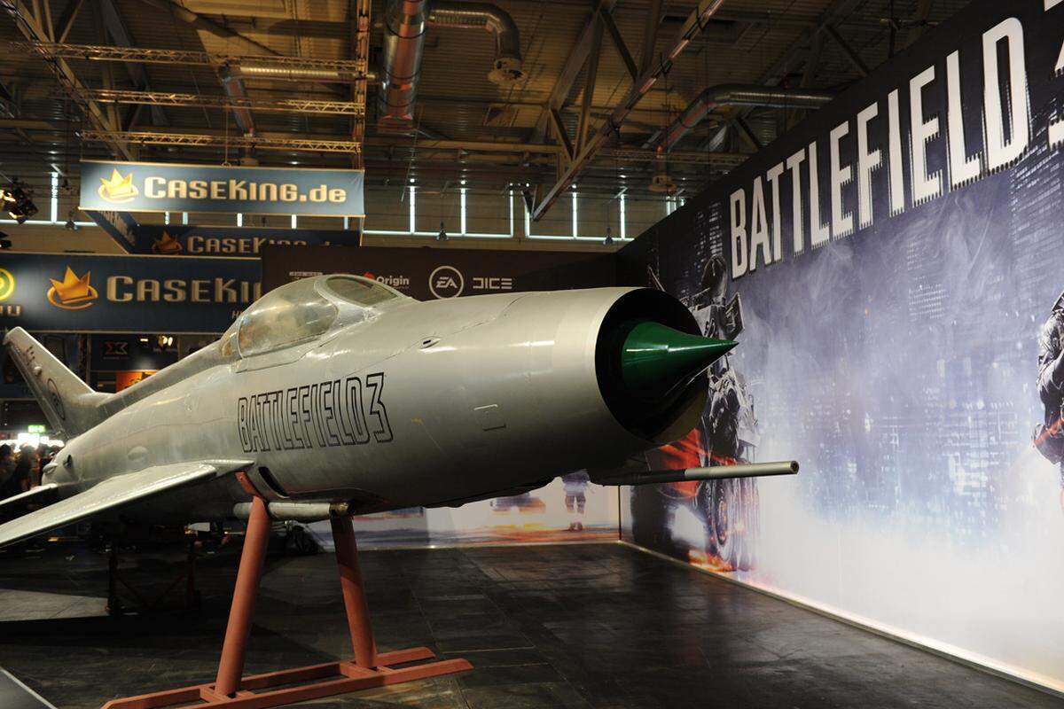 Um zu verdeutlichen, dass Kampfflugzeuge wieder Einzug in Multiplayer-Schlachten halten, wurde am Stand von Battlefield 3 gleich eine alte MiG-21 ausgestellt.