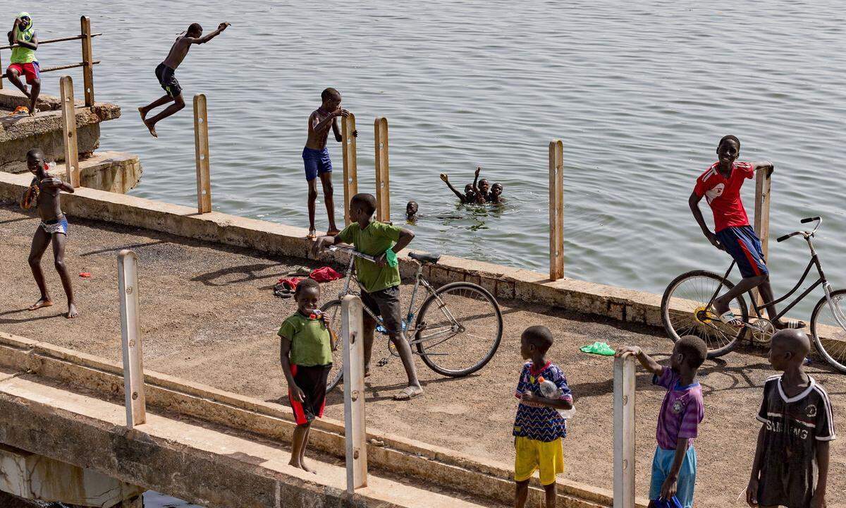 Die Hafenstadt Dakar ist in den vergangenen Jahren rasant gewachsen. Vor hundert Jahren hatten gerade einmal vier Städte im Senegal mehr als 5000 Einwohner, zumal das Land auf der Handelsroute durch die Sahara keine große Rolle spielte. Heute ist Dakar eine Ein-Millionen-Stadt mit einer überwiegend jungen Bevölkerung. An die 60 Prozent der Bewohner Senegals sind unter 20 Jahre alt.