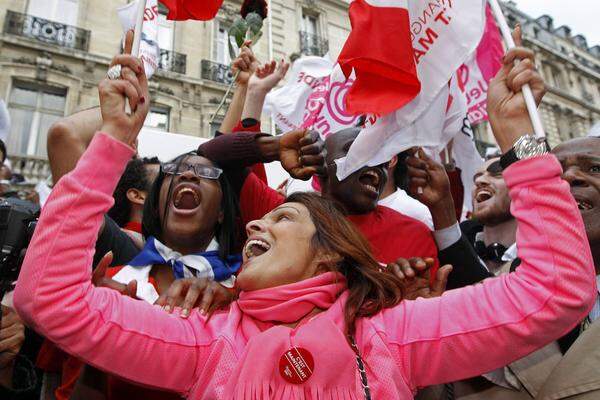 Jubel bei den französischen Sozialisten: Erstmals seit 17 Jahren stellen sie mit Francois Hollande wieder einen Präsidenten. Entsprechend feierten die Anhänger der Partei am Sonntag auf den Straßen von Paris.