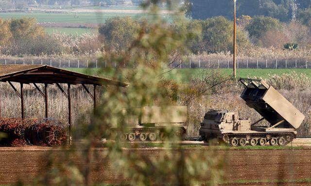 Israel bringt an der libanesischen Grenze Raketenwerfer in Stellung. 