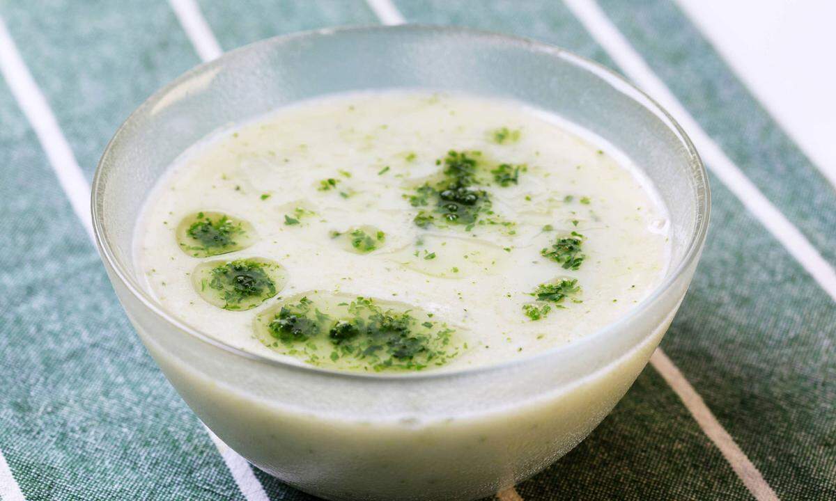 Auch die restlichen französischen Grundsaucenarten sind reichhaltig und weltbekannt, allen voran die helle Mehlschwitze Béchamel aus Milch, Mehl und Butter. Auch sehr beliebt sind Velouté und Espagnole.