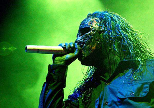 Die Metal-Combo Slipknot ist für ihre exzentrischen Horror-Masken, die sie bei jedem öffentlichen Auftritt tragen, und ihre exzessiven Live-Shows bekannt.