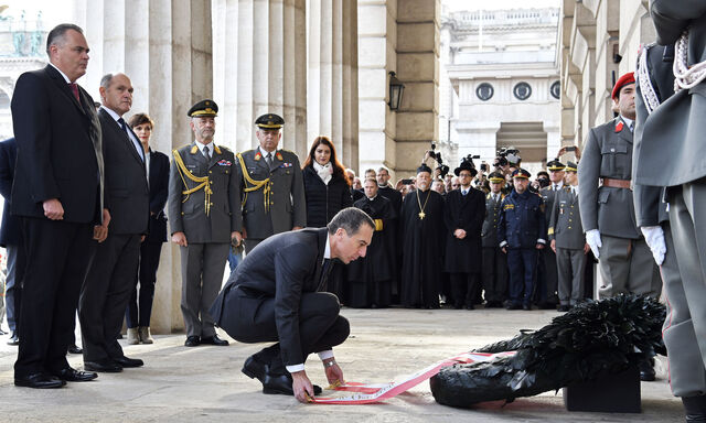 Kanzler Kern bei der Kranzniederlegung vor der Krypta im Äußeren Burgtor