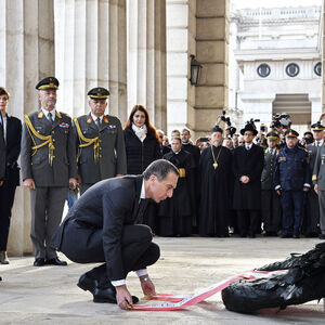 Kanzler Kern bei der Kranzniederlegung vor der Krypta im Äußeren Burgtor