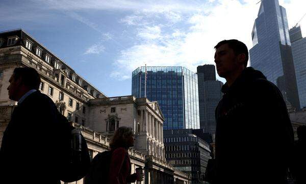 Menschen vor der Bank of England in der City von London.