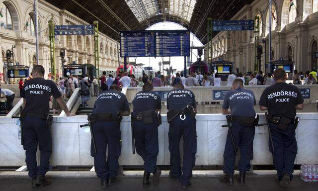 refugees and migrants trapped at station Budapest Hungary UNGARN 01 09 2015 Budapest VIII Bez