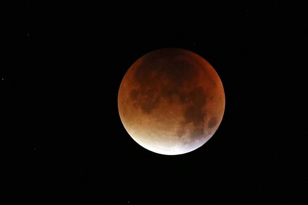 Zusätzlich war der Mond in der Nacht in ein geisterhaft rotes Licht getaucht. Dieses Phänomen wird auch Blutmond genannt. Weil ein Teil des Sonnenlichts von der Erdatmosphäre gestreut wird und dennoch auf die Mondoberfläche trifft, entsteht eine rötliche bis bräunliche Färbung des Erdtrabanten. Sie kann stark variieren und ist abhängig vom Zustand der Erdatmosphäre.