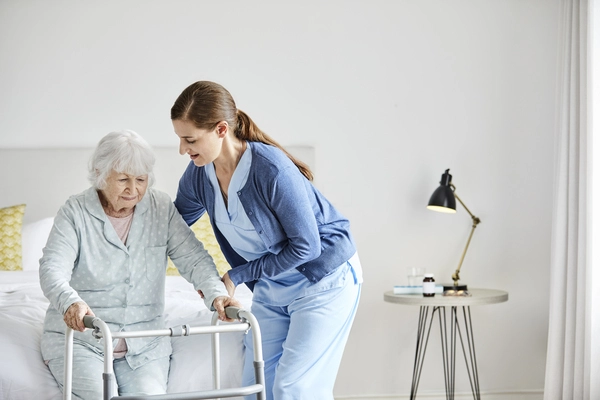Ein Pflegesystem unter Druck: Steigende Belastungen in der häuslichen und stationären Pflege machen Reformbedarf sichtbar.