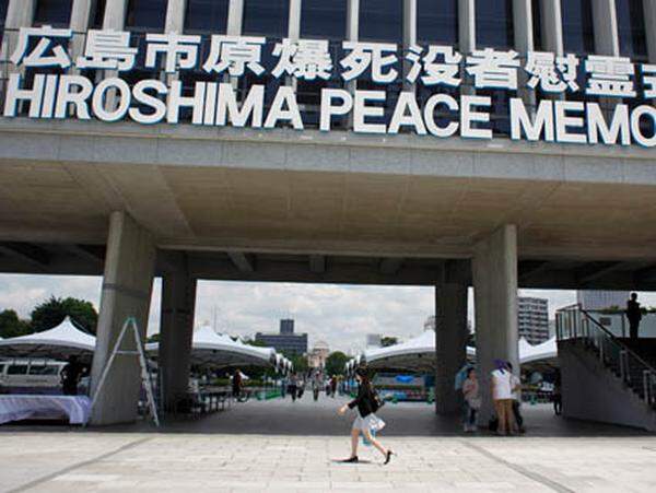 Die Atombomben führten dazu, dass Japan am 2. September 1945 kapitulierte und der Zweite Weltkrieg damit beendet wurde. Das zerstörte Hiroshima wurde wieder aufgebaut. Nur eine zentrale Insel, die zerstört worden war, wurde als Friedenspark (Peace Memorial Park) erhalten. Der Park dient als Denkmal für die Opfer des Atombomben-Angriffs und als Mahnmal für die schrecklichen Auswirkungen des Einsatzes von Atomwaffen.