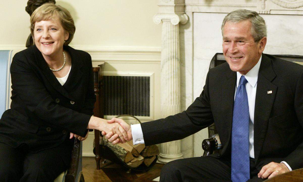 Ein höfliches Kennenlernen war Merkels Antrittsbesuch Merkels bei George W. Bush nach ihrer Kür zur deutschen Kanzlerin im Mai 2006. Sie appellierte an den Republikaner Bush, das auch für Folter berüchtigte US-Gefangenenlager Guantanamo auf Kuba zu schließen - ohne Erfolg.    
