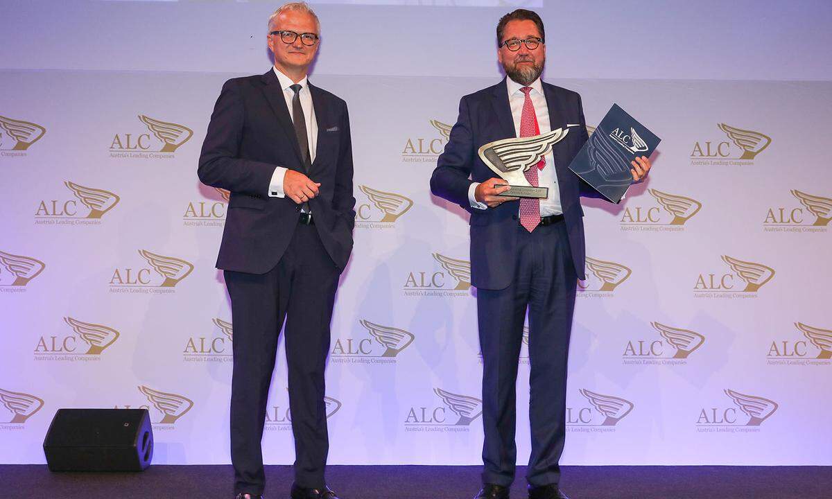 Auszeichnung Top-Börsenunternehmen - Sieger Kategorie Wertsteigerung ist die Semperit AG Holding: KSV1870-CEO Ricardo-José Vybiral (l.) gratuliert Semperit -CEO Martin Füllenbach. Hier finden Sie alles wissenswerte zum Top-Award >>>