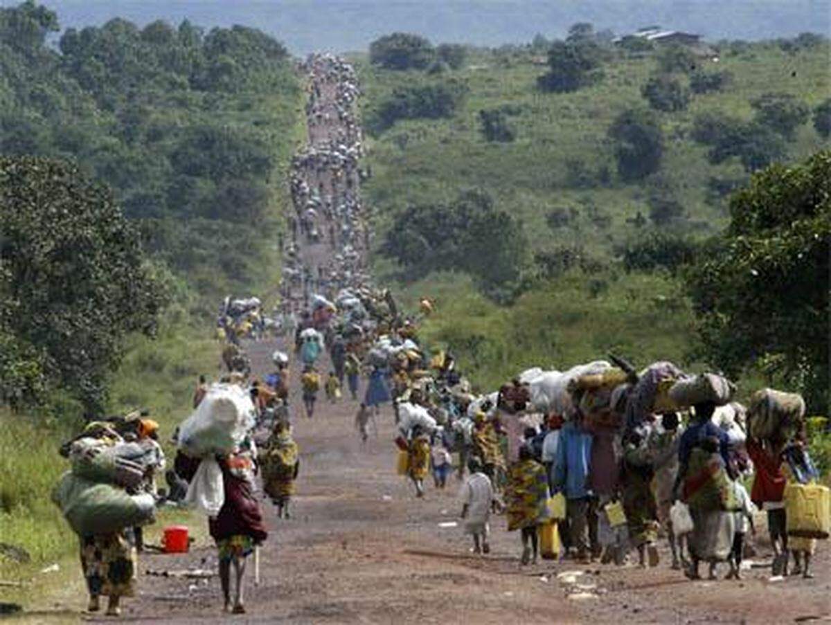 Hunderttausende Menschen sind im Kongo auf der Flucht vor den Kämpfen zwischen Armee, Hutu-Milizen und Tutsi-Rebellen. Wegen des Bürgerkrieges, aber auch wegen Misswirtschaft und Korruption liegt die Verwaltung und Infrastruktur des Landes fast völlig brach.