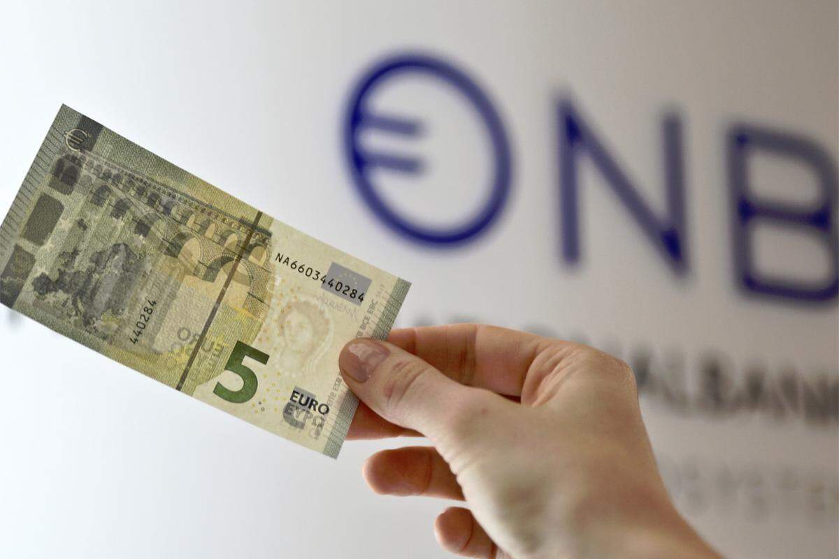 Die EZB nennt die neue Generation der Scheine "Europa-Serie": Ein Porträt der mythologischen Gestalt Europa aus der Welt der griechischen Sagen ist an bestimmten Stellen auf den Geldscheinen abgebildet.