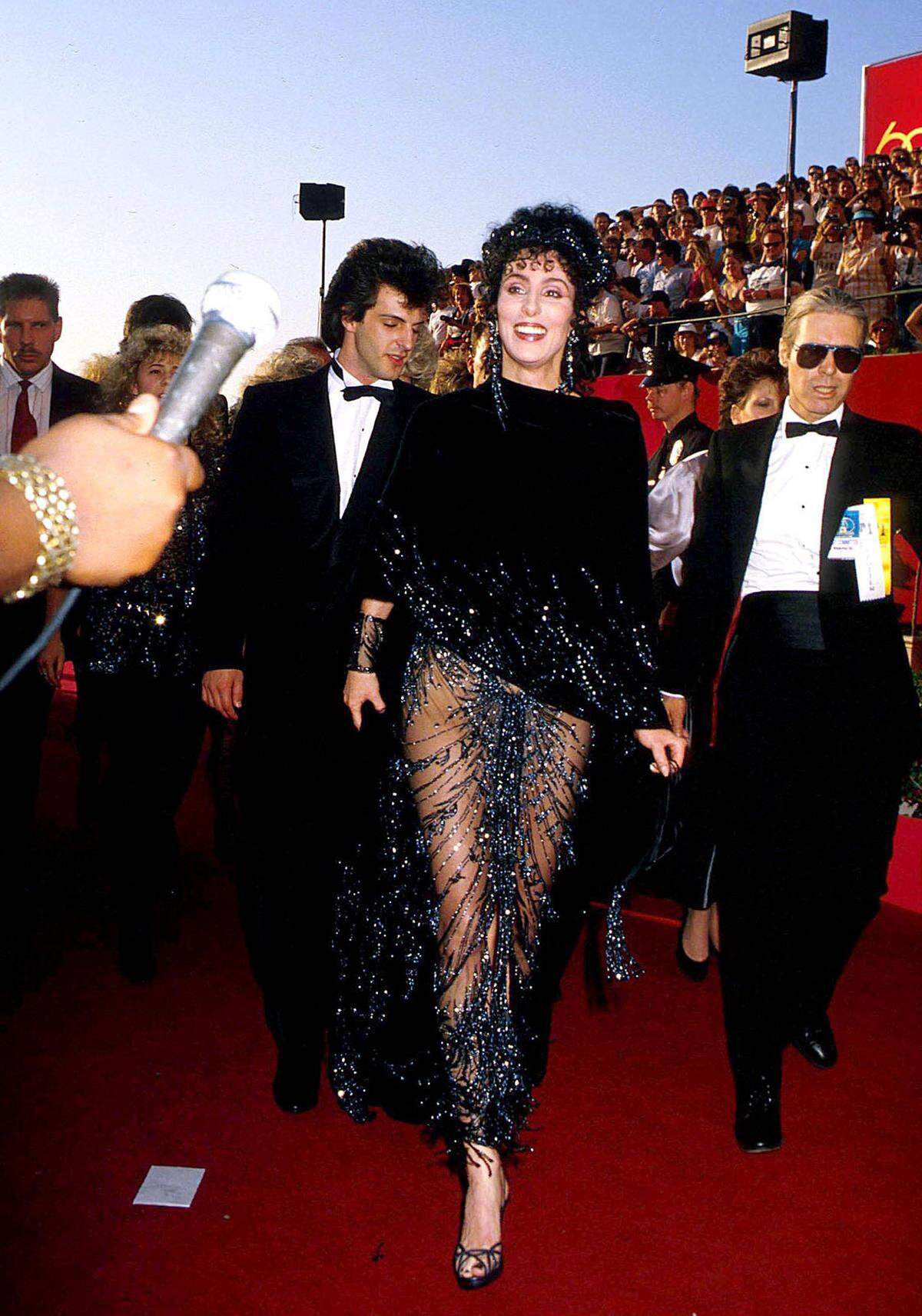 Bein zeigte Cher bei der Oscarverleihung 1988. Sie gewann den begehrten Preis für "Mondsüchtig" und trug dabei ein Outfit von Bob Mackie.