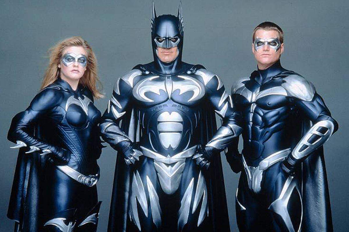 Ganz im Gegenteil zu seinen Nachfolgern Val Kilmer ("Batman Forever"; 1995) und George Clooney ("Batman &amp; Robin", 1997, im Bild), die in den schrill-ironischen, aber völlig uninspirierten Verfilmungen von Joel Schumacher nicht positiv hervorstachen.