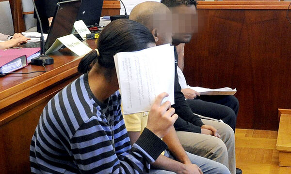 Die Beschuldigten im März auf der Anklagebank. 