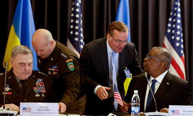 Verteidigungsminister und ranghohe Militärs beraten auf dem US-Luftwaffenstützpunkt Ramstein über die weitere Unterstützung der Ukraine.
