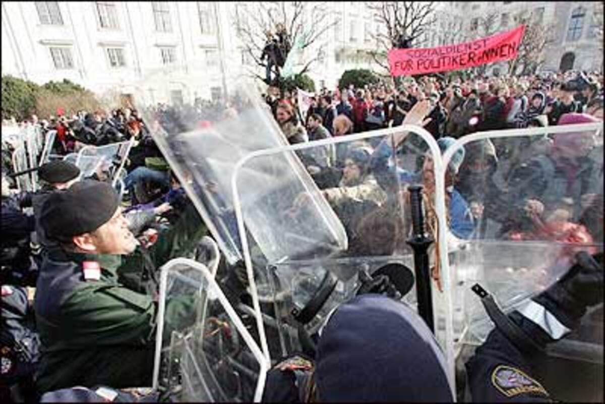 Die Polizei musste nur einmal eingreifen, als eine kleine Gruppe von Demonstranten anfing, gegen die Sperrgitter zu laufen. Sonst verlief die Kundgebung friedlich.