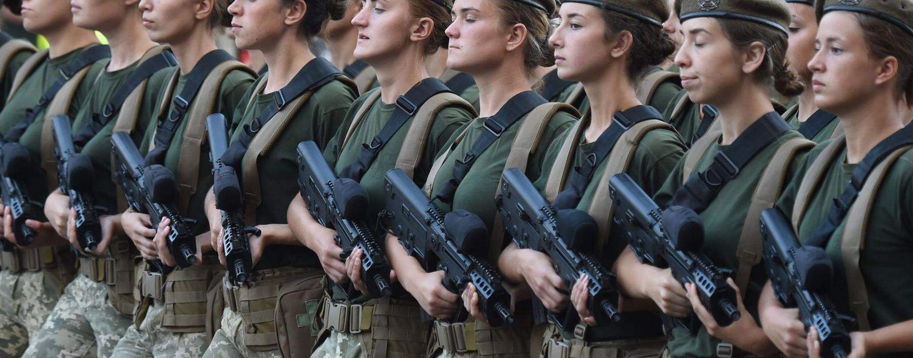 Soldatinnen der ukrainischen Armee vor dem ukrainischen Unabhängigkeitstag im Jahr 2018. Heuer wurden aus Angst vor Anschlägen jegliche Veranstaltungen abgesagt. 