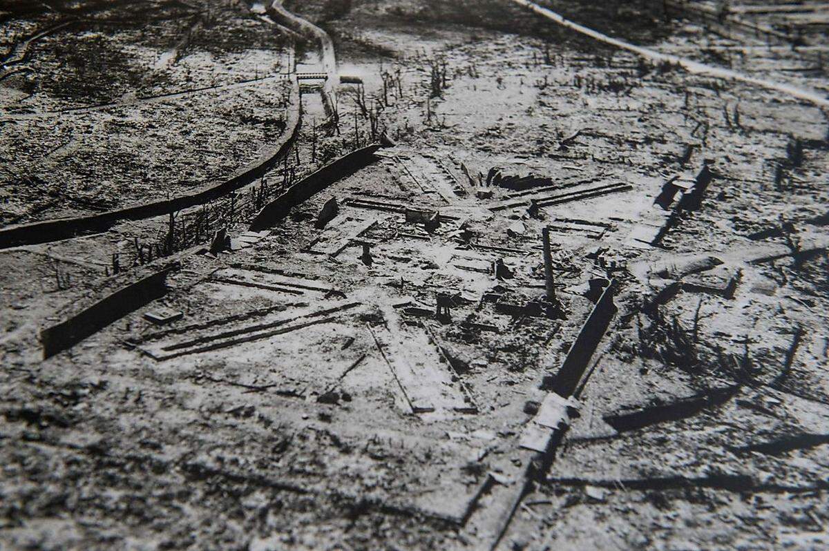 Der US-Kampfpilot irrte. Bis zum Ende des Zweiten Weltkriegs vergingen noch 27 Tage. Am 9. August warfen die USA eine zweite Atombombe ab, "Fat Man", dieses Mal über Nagasaki. Erneut wurden knapp 40.000 Menschen auf der Stelle getötet. Im Bild: Luftaufnahmen der US-Luftwaffe nach dem Atombombenabwurf über Nagasaki.