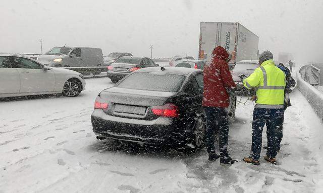 Auf der Brennerautobahn waren teils Schneeketten notwendig.