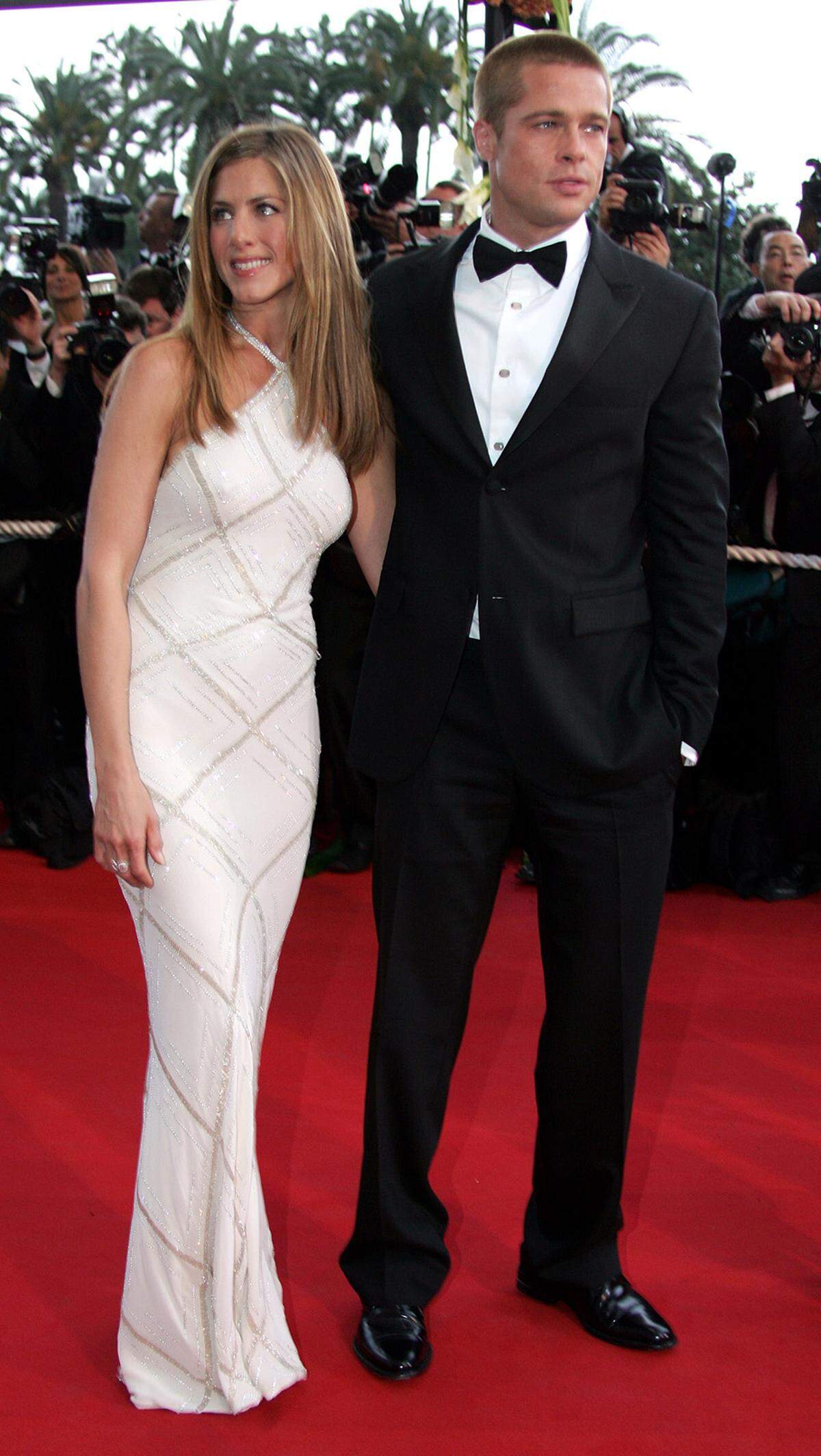 Sie galten lange Zeit als Traumpaar Hollywoods: Jennifer Aniston (in einem Kleid von Versace) und Brad Pitt in Cannes 2004.