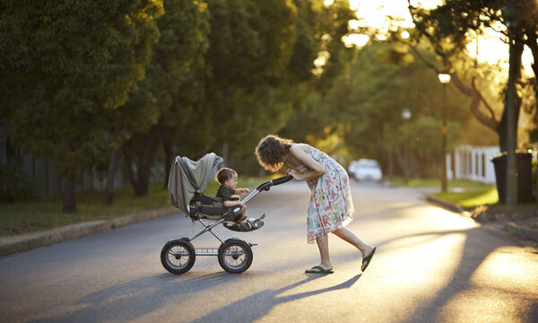 Das Kind hüten, statt sich im Büro zu verausgaben: Vor allem Frauen drängen nach der Geburt des ersten Kindes in Teilzeitjobs.