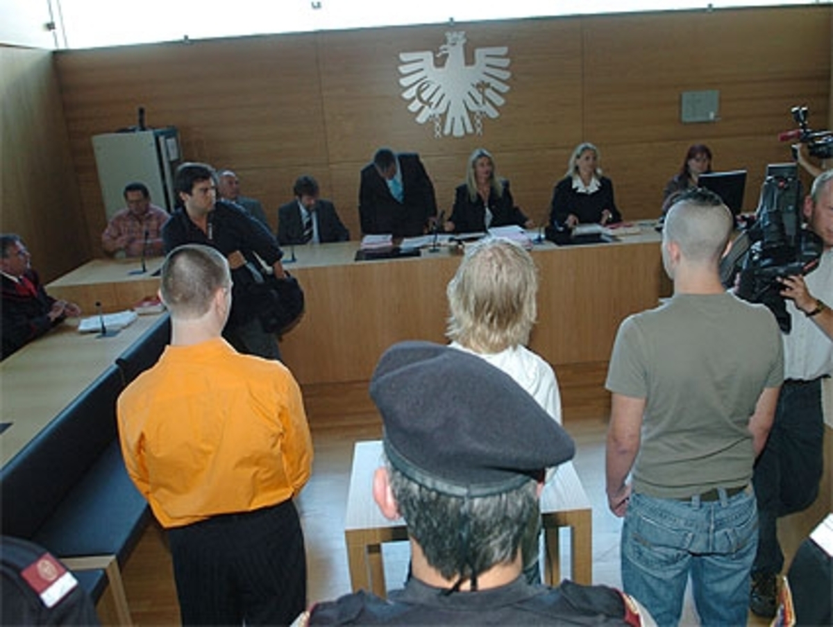 PanoramaDrei Leobener im Alter von 15, 16 und 19 Jahren planen, ein Mädchen zu vergewaltigen, zu töten und ihre Leiche in die Mur zu werfen. Sie verschieben ihr Vorhaben wegen "ungünstiger Umstände". Zuvor wollten die Jugendlichen, die sich selbst "horrorgeil" nennen, einen Polizisten ermorden, um zu sehen, wie ein Mensch stirbt. Im August werden sie zu teilweise bedingten Haftstrafen verurteilt, der Jüngste muss in eine Anstalt für geistig abnorme Rechtsbrecher.