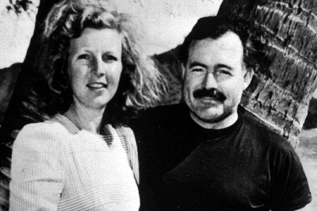 Impotent war Hemingway aber nicht, zumindest nicht dauerhaft, schließlich stammen aus den ersten beiden seiner vier Ehen fünf Kinder. Im Bild: Mit seiner dritten Frau Martha Gellhorn